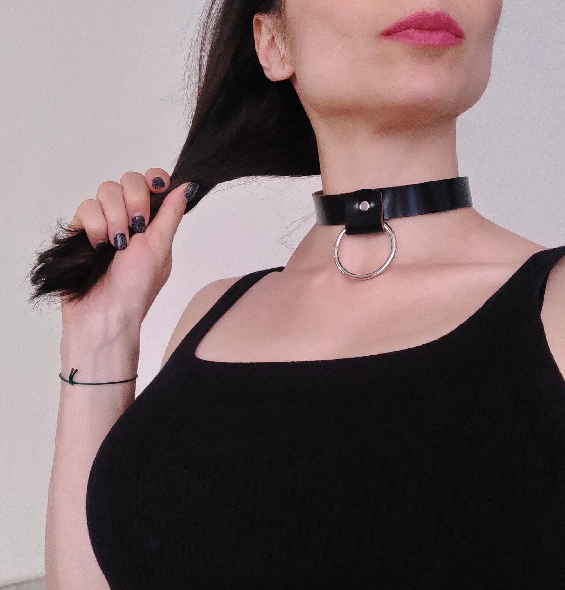 O-ring black leather choker