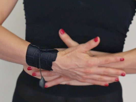 Wide cuff bracelet made of black leather with leaf accent