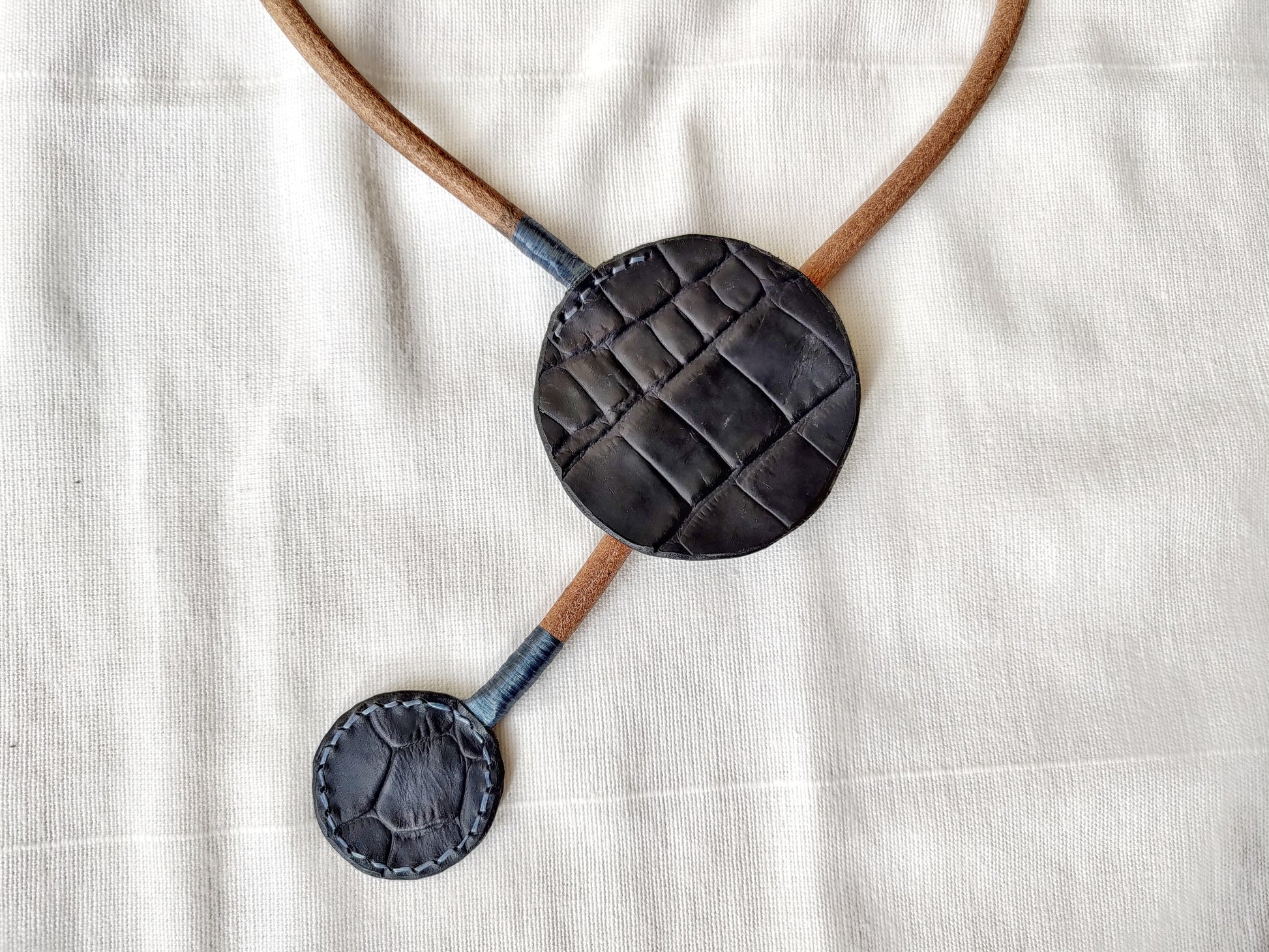 Double circle leather necklace