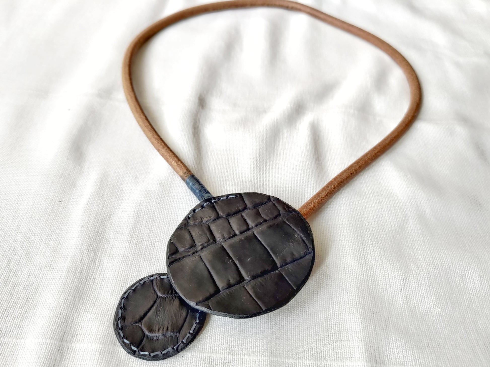 Double circle leather necklace