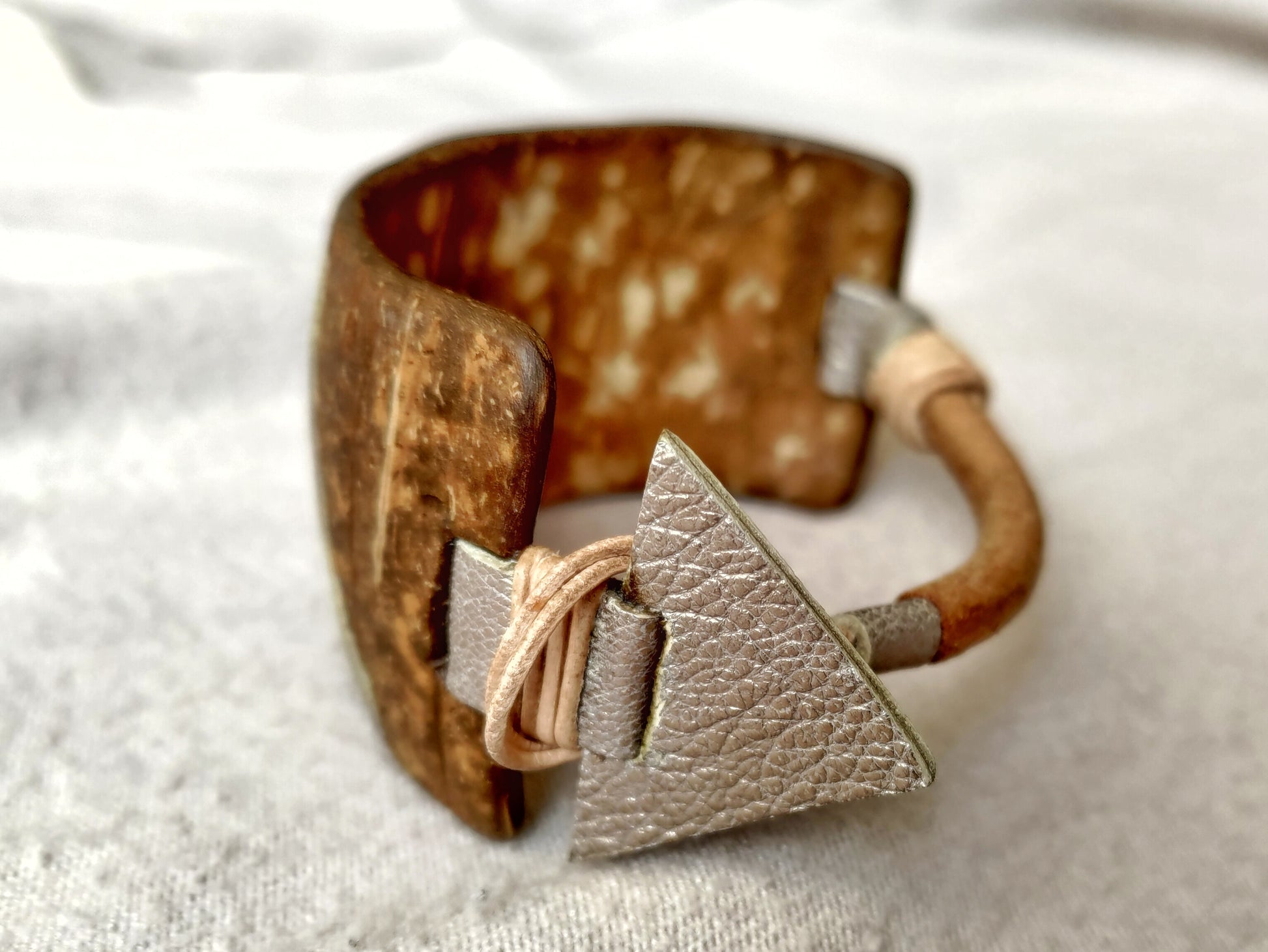 Coconut wood bracelet with triangular leather details