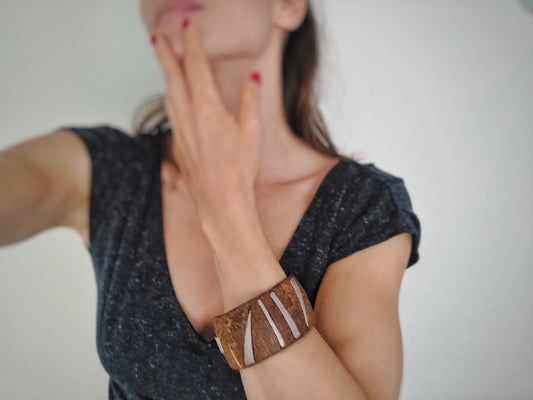 Coconut wood bracelet with triangular leather details