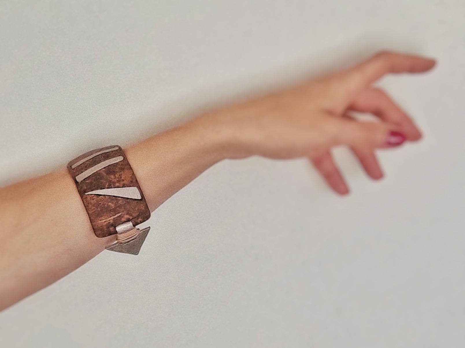 Coconut wood bracelet with triangular leather details