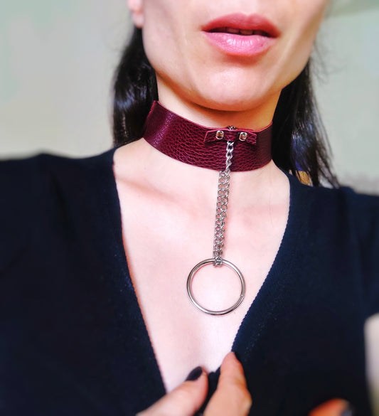 Leather collar with chain leash and O-ring