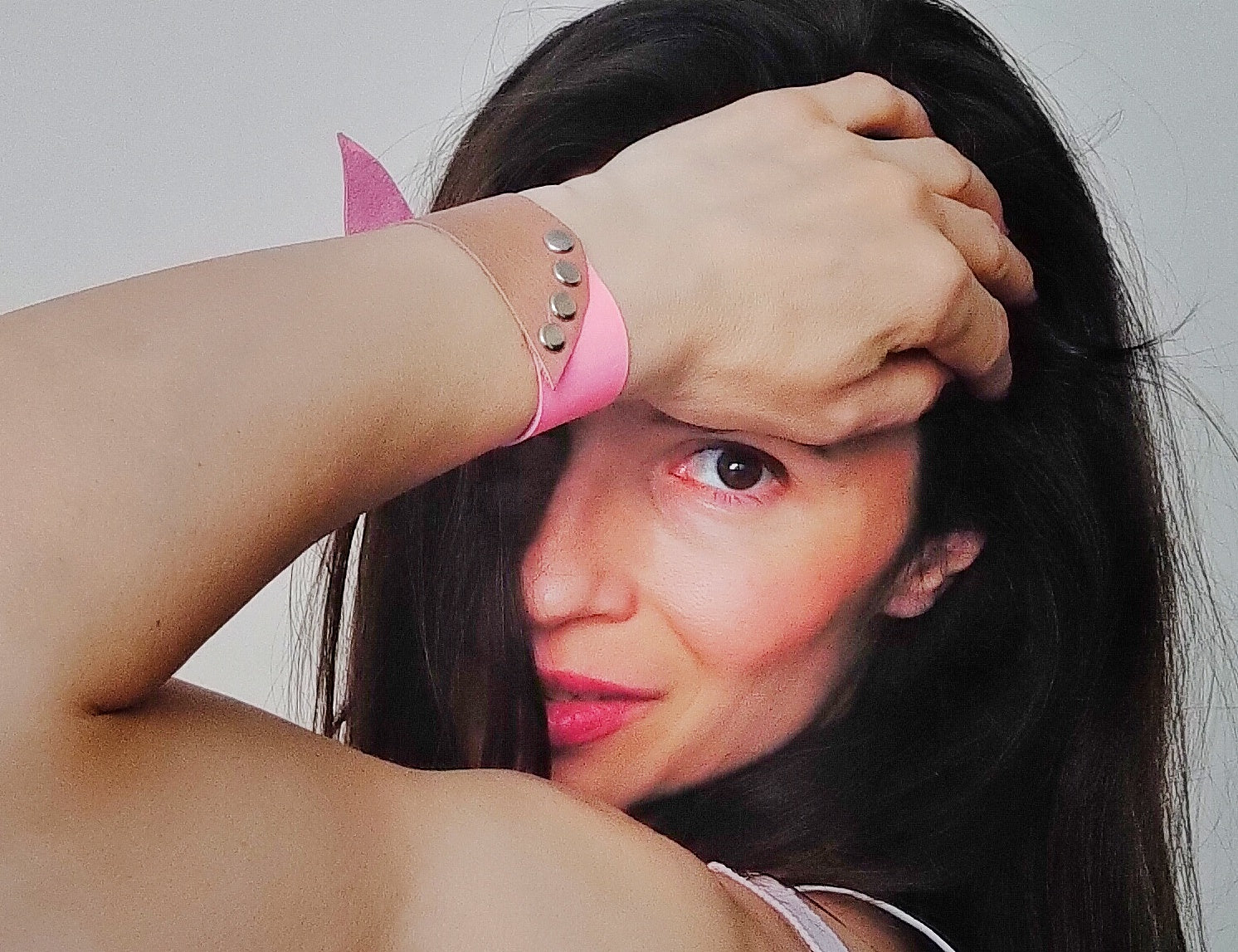 Bracelet made of pink and brown thin leather and rapids