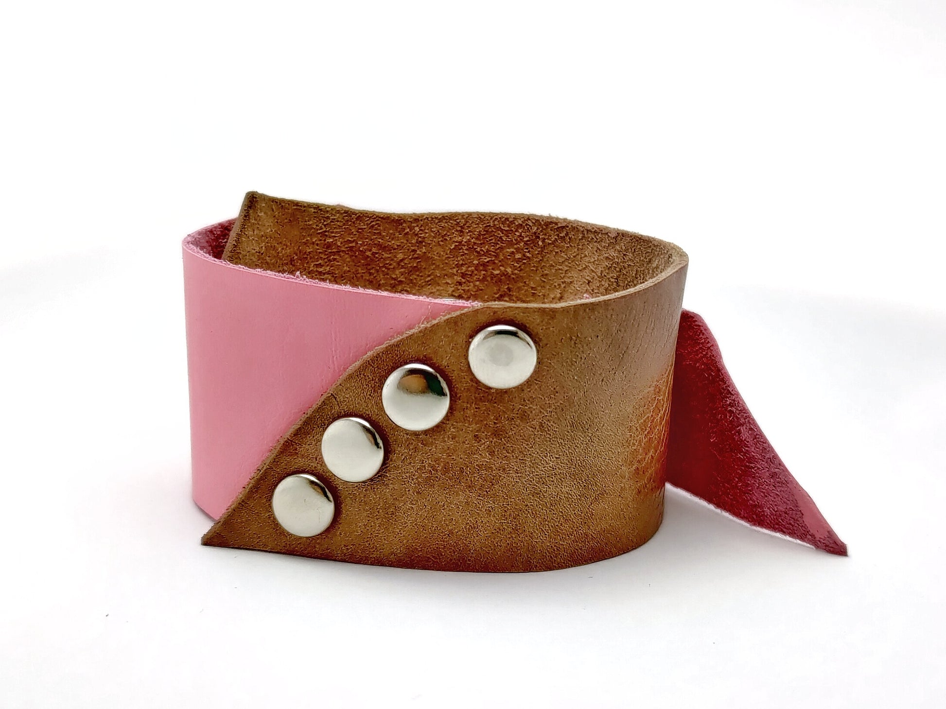 Bracelet made of pink and brown thin leather and rapids