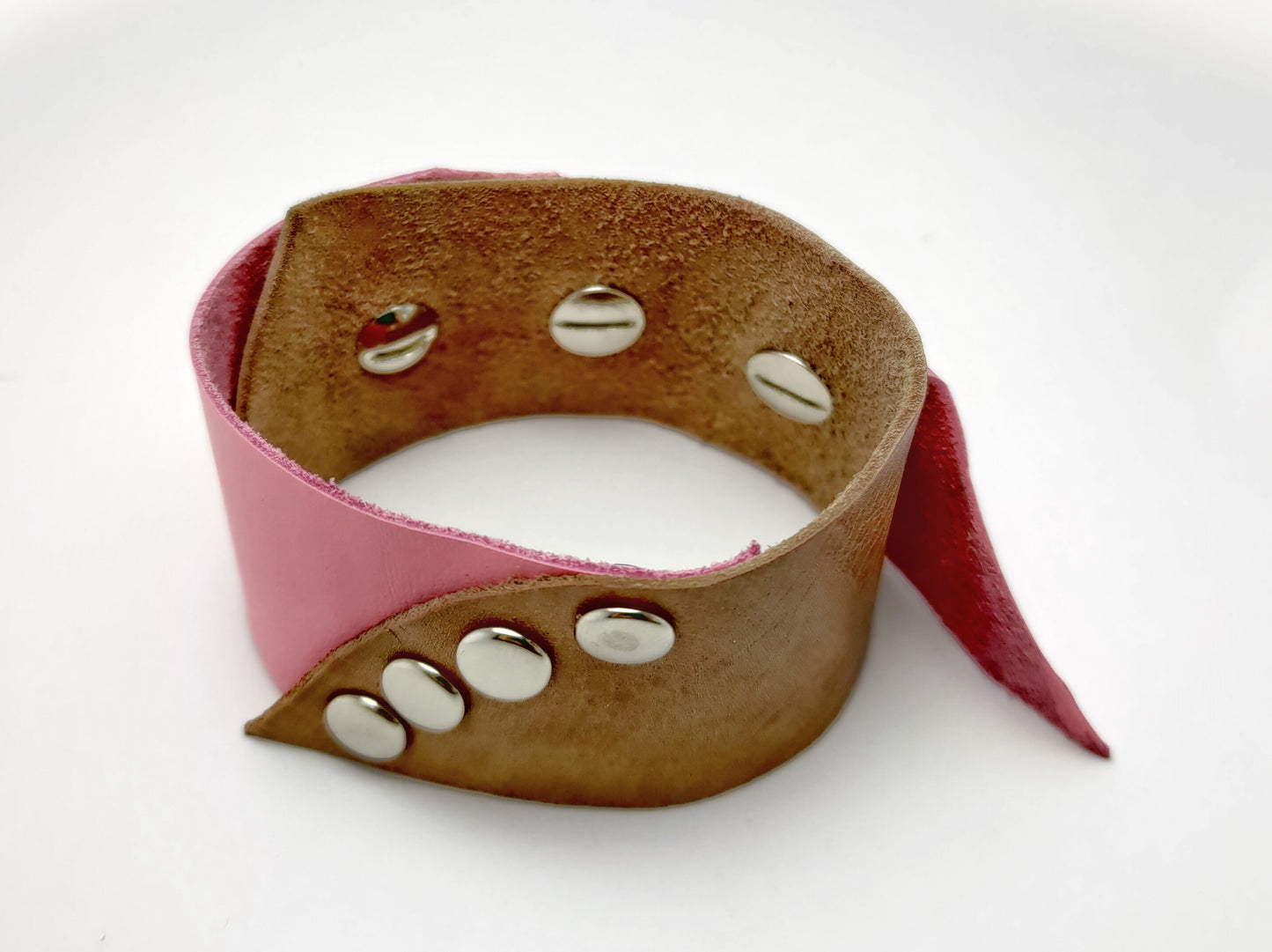 Bracelet made of pink and brown thin leather and rapids