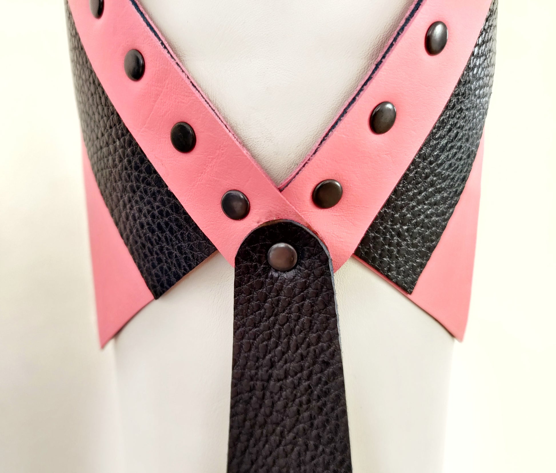 Removable neck tie posture collar